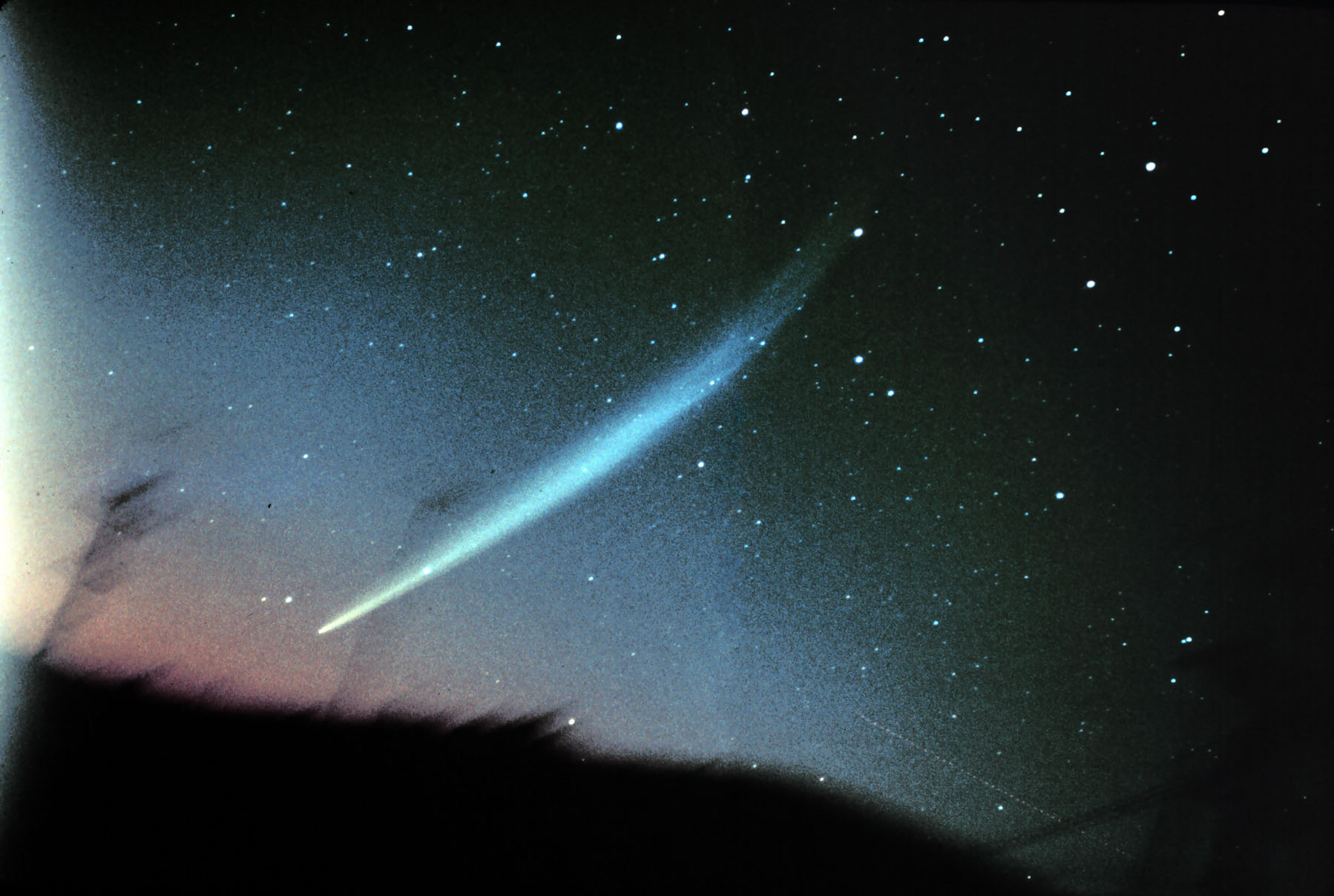 Почему у кометы хвост. Комета Галлея 1986. Комета Галлея 1910. Комета Икэя-Сэки. Комета Икейя- секи.